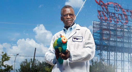 lonnie-johnson-inventor-of-super-soaker-02_t580